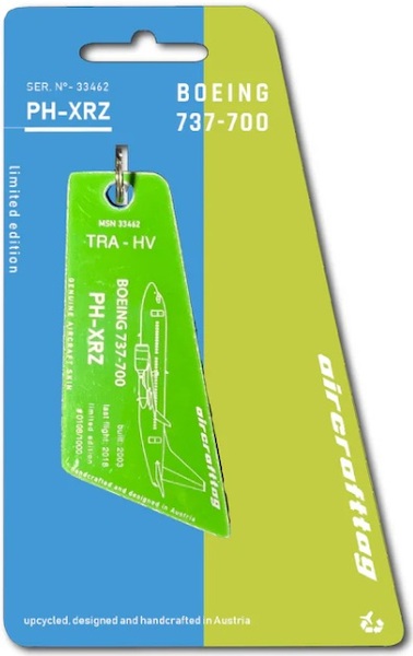 Keychain made of: Boeing 737 Transavia PH-XRZ dark green  PH-XRZ-DG