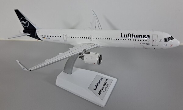 Airbus A321-271NX Lufthansa D-AIEM glued motor with paintdamage around it, no gears, NO garantie  JF-A321-037